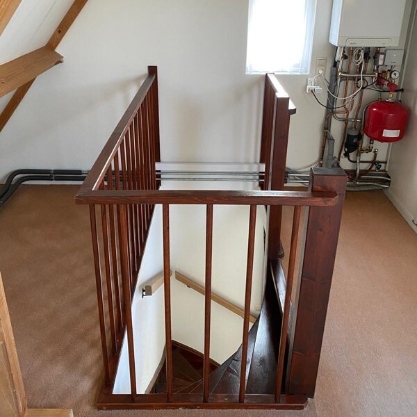 Oude balustrade vervangen door eikenhouten balustrade met zwarte spijlen in Zaltbommel.jpg