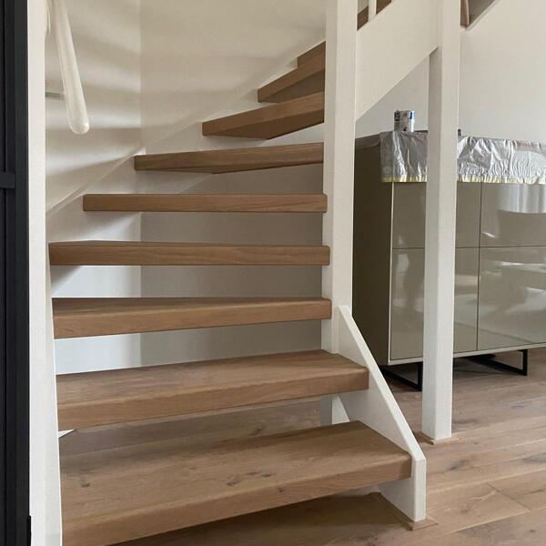 Eiken traprenovatie open nieuwbouwtrap met beige antislipprofiel Wijchen.JPG