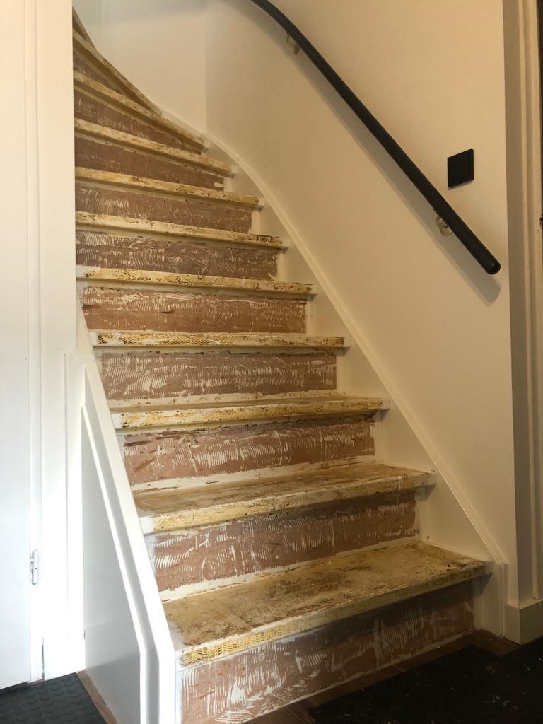 Antracietkleurige traprenovatie lederlook betonlook vinyl overzettreden met LED-verlichting Rosmalen.jpg