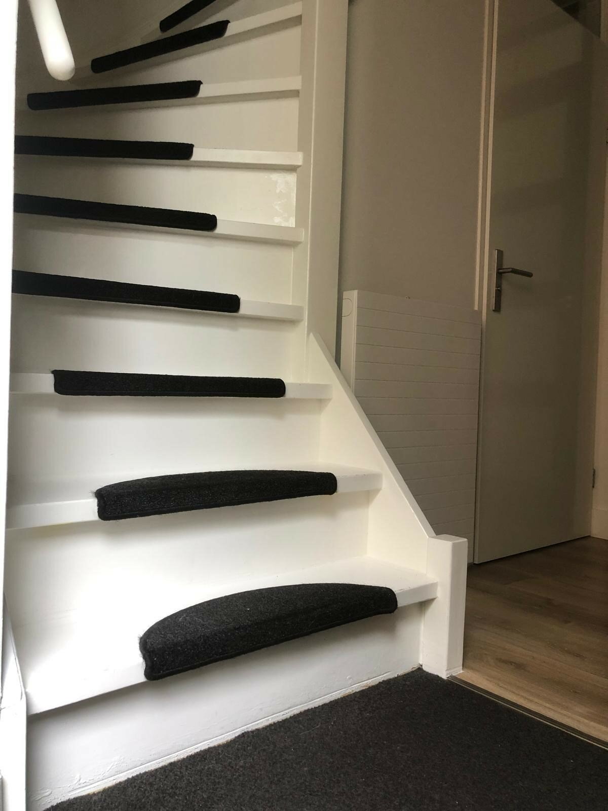 Dichte traprenovatie met HPL zwart antraciet houtlook Breda.jpg