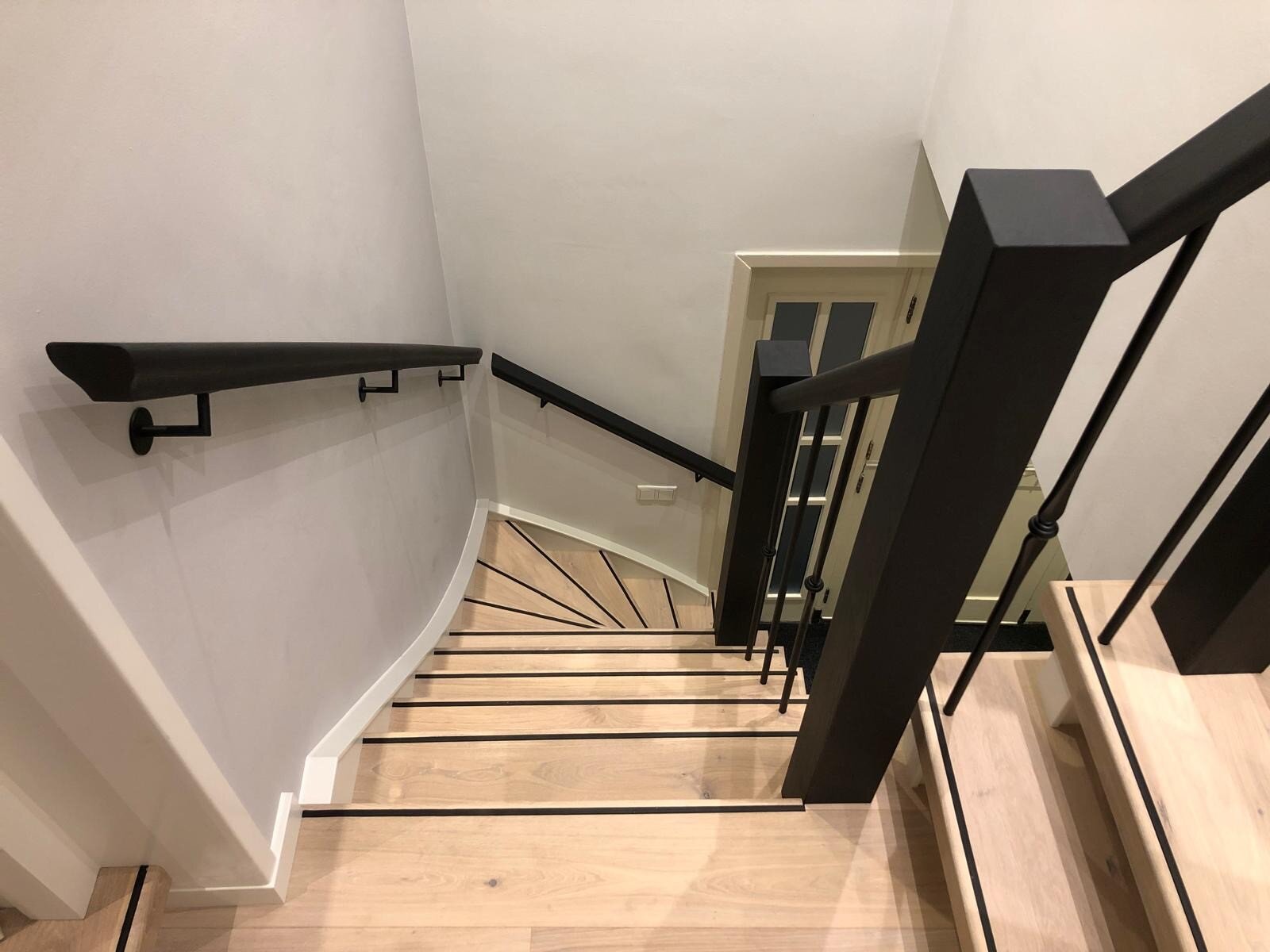 Eiken traprenovatie met nieuwe balustrade, landelijk moderne stijl, whitewash eiken met antislipprofiel, Breda.jpg