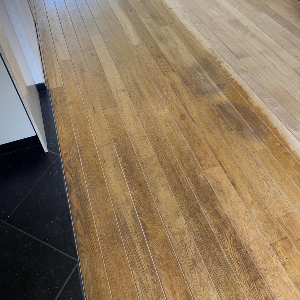 Eikenhouten vloer met donkere slijtageplekken, krassen, vlekken, deuken en andere gebruiksporen schuren en oliën in een lichte kleur, Heerewaarden, Zaltbommel, Den Bosch.JPG