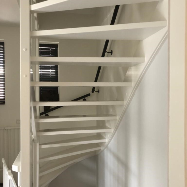 Dichtmaken van open trap en plaatsen eiken overzettreden.jpg