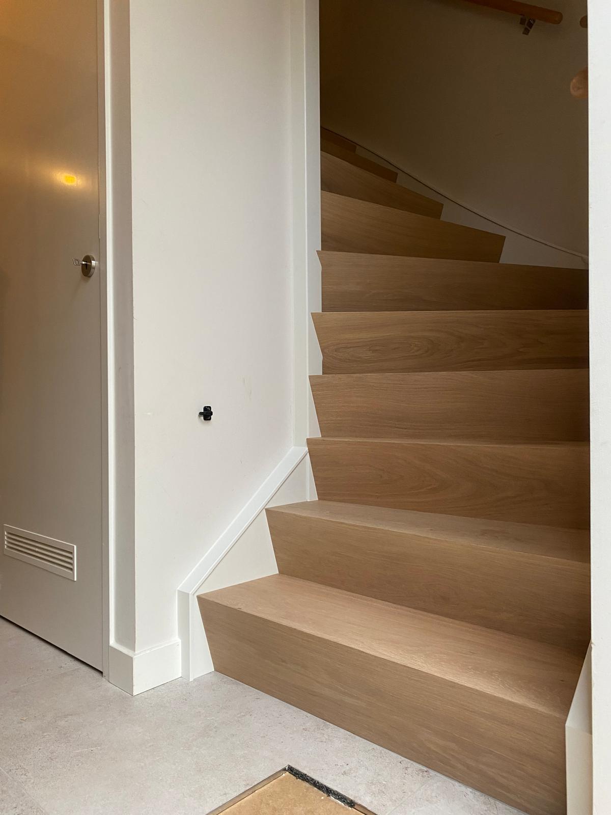 Nieuwbouw trap wordt eiken Z-trap Eindhoven, strakke traprenovatie.JPG