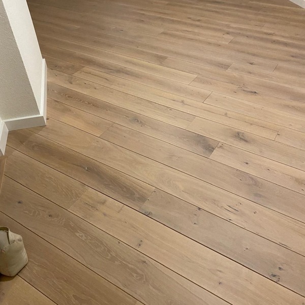 Vergeeld en verkleurd eiken schuren en met een lichtere kleur afwerken Zaltbommel.JPG