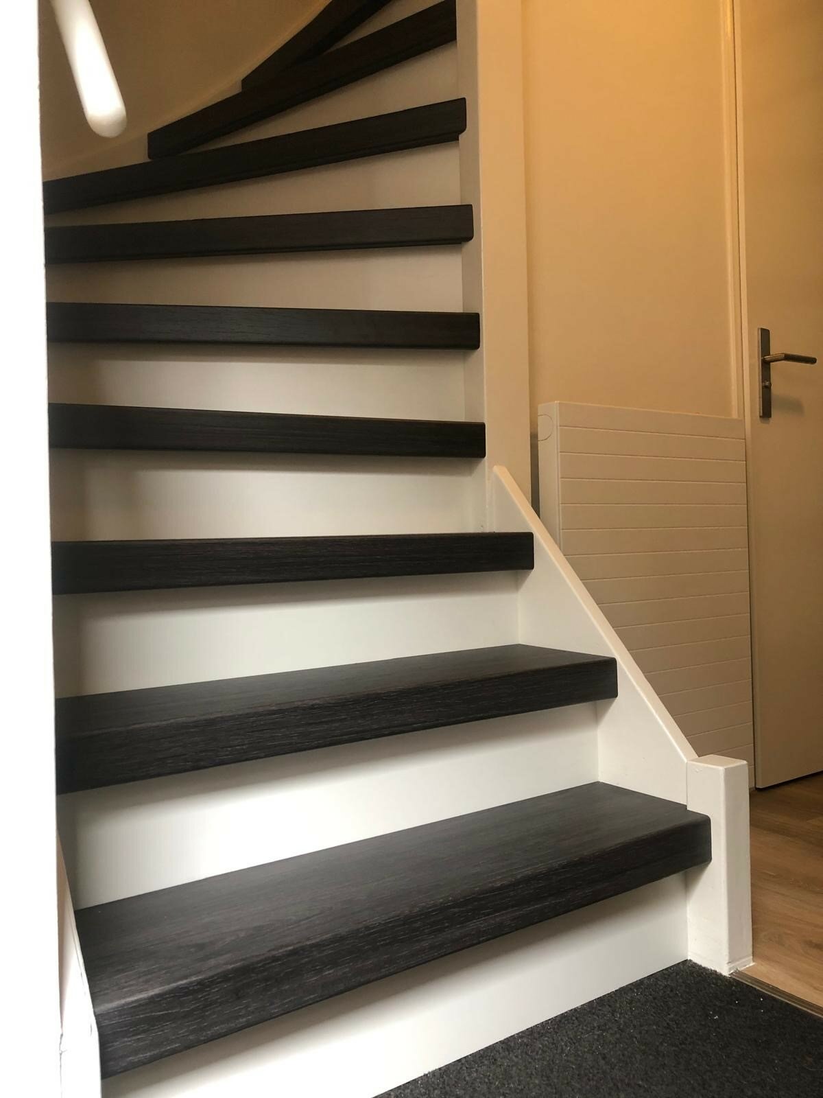 Diche traprenovatie HPL houtlook donderdag met witte stootborden Breda Ulvenhout.jpg