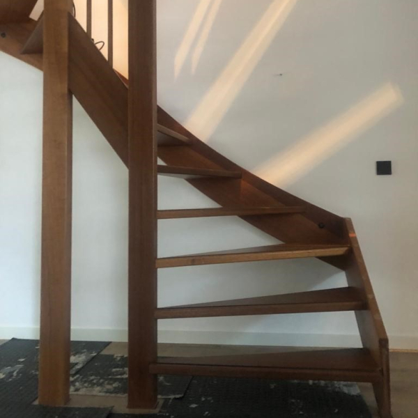 Eiken trap met zijwangen bekleden met zwart en eiken modern eigentijdse en strak.jpg