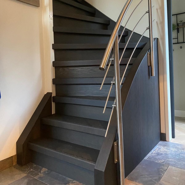 Eiken traprenovatie in de donkerbruine kleur Charcoal Vlijmen drunen.JPG