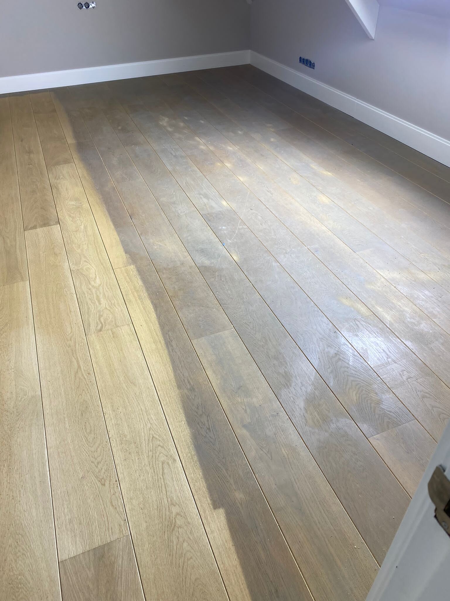 zwarte vlekken, witte vlekken en slijtage in houten vloer schuren en in lichte kleur oliën in Rosmalen.jpg