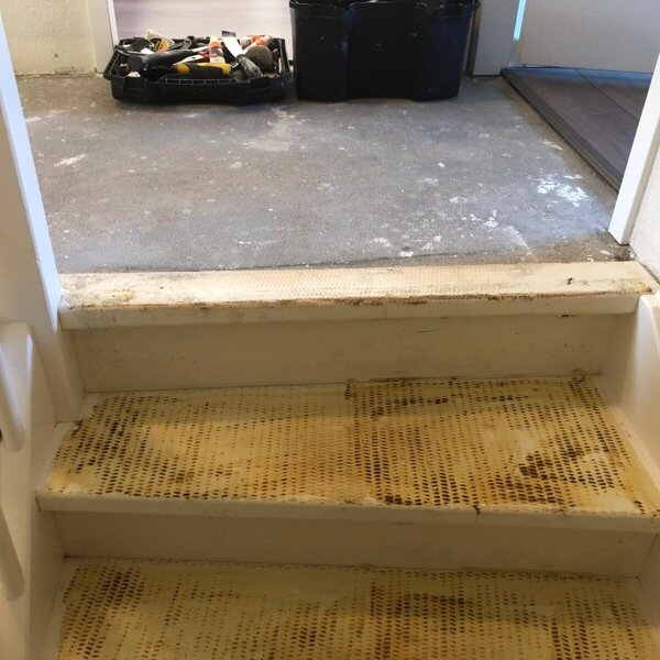 Lederlook traprenovatie antraciet met stootborden led verlichting en vloer op overloop gang.jpg