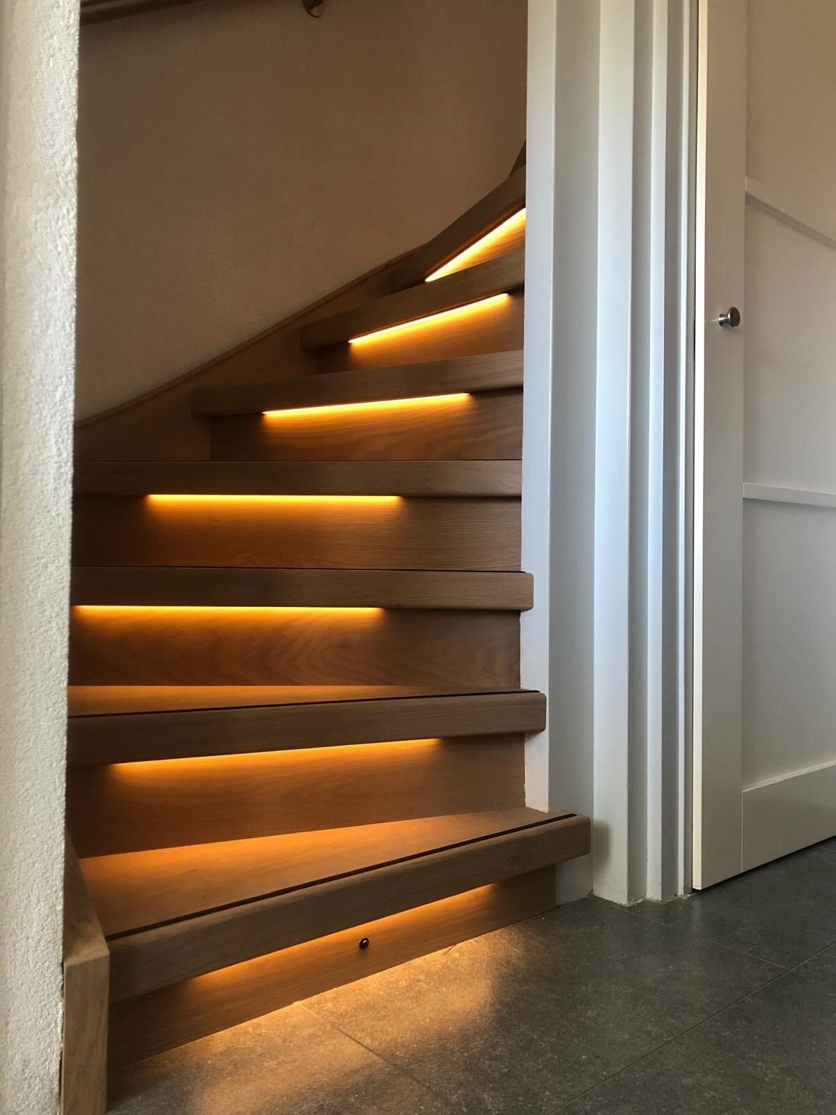 Eikenhouten traprenovatie met zijwangen en LED-verlichting op bewegingssensor in Den Bosch, 's-Hertogenbosch, Rosmalen.jpg