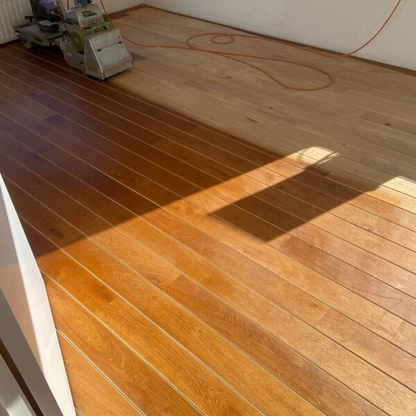 Vergeelde en glanzende eiken vloer met v-groef schuren en licht en mat afwerken Zaltbommel Den Bosch.jpg