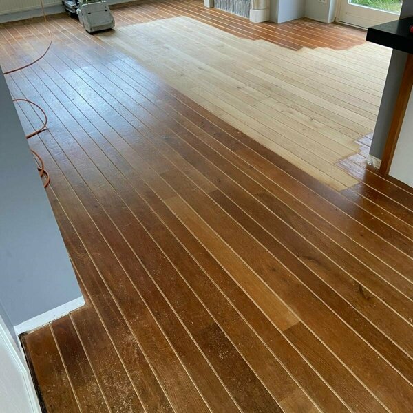 Donker verkleurd vergeeld eiken schuren en naturel blank afwerken Natural Monocoat Zaltbommel Bruchem.jpg