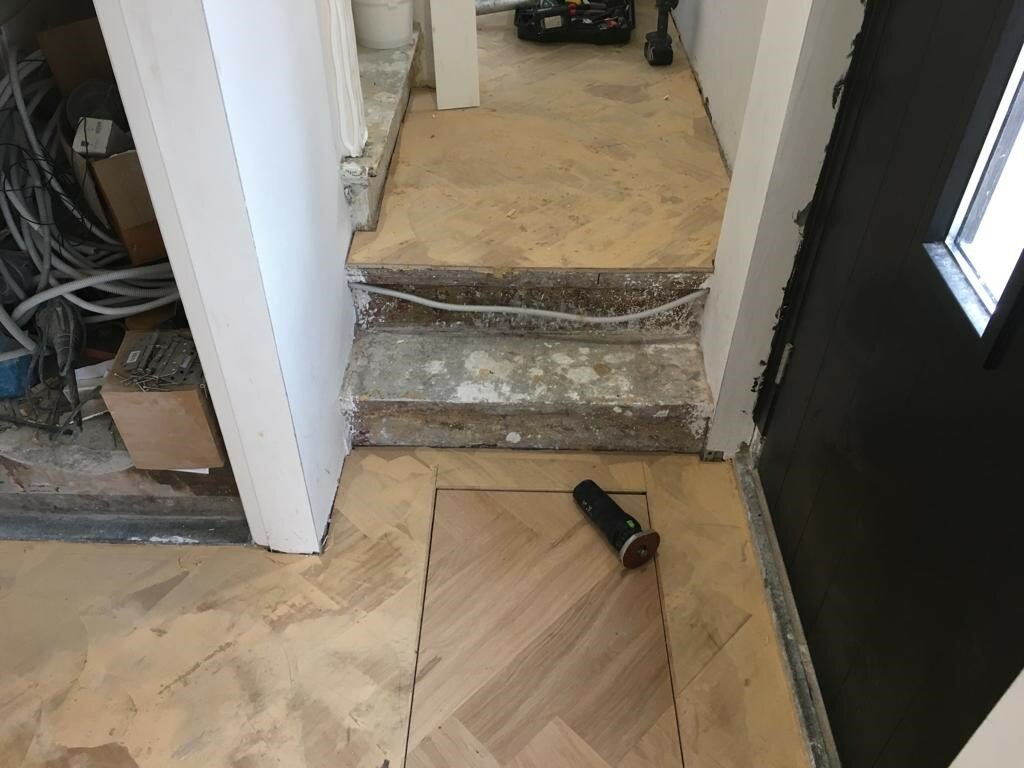 Eiken visgraatvloer oude trap opknappen visgaat bordes en eiken Z-trap renovatie.jpg