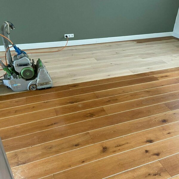 Verkleurde, vergeelde, gele eiken houten vloer schuren en lichter afwerken, lichte kleur oliën, lakken Den Bosch Zaltbommel Rosmalen Utrecht.jpg