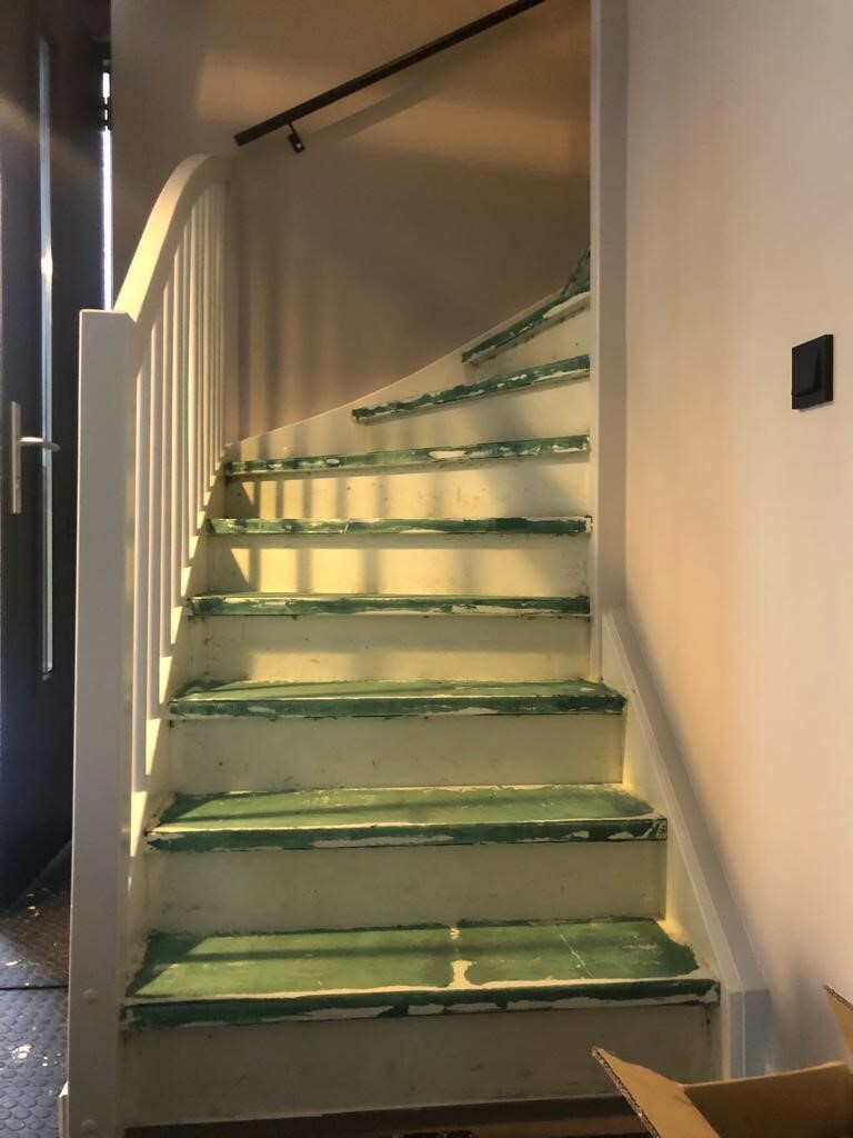 Zwart eiken Z-treden over bestaande trap door traprenovatie in Zaltbommel Bruchem.jpg