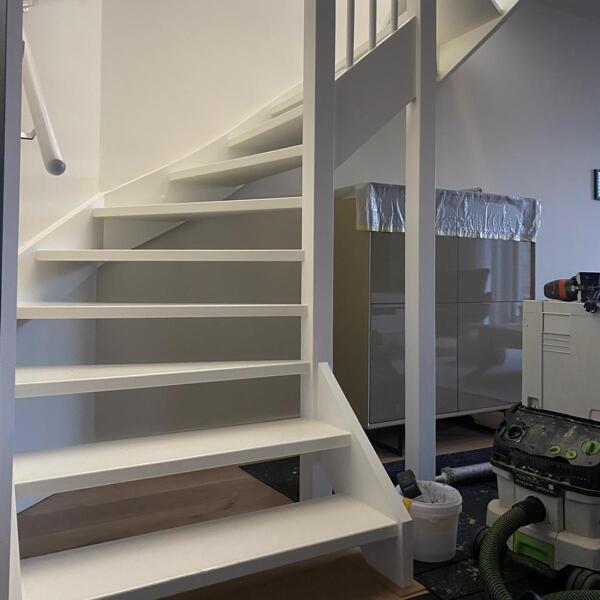 Eiken traprenovatie open trap met antislipprofiel in meerdere kleuren.JPG