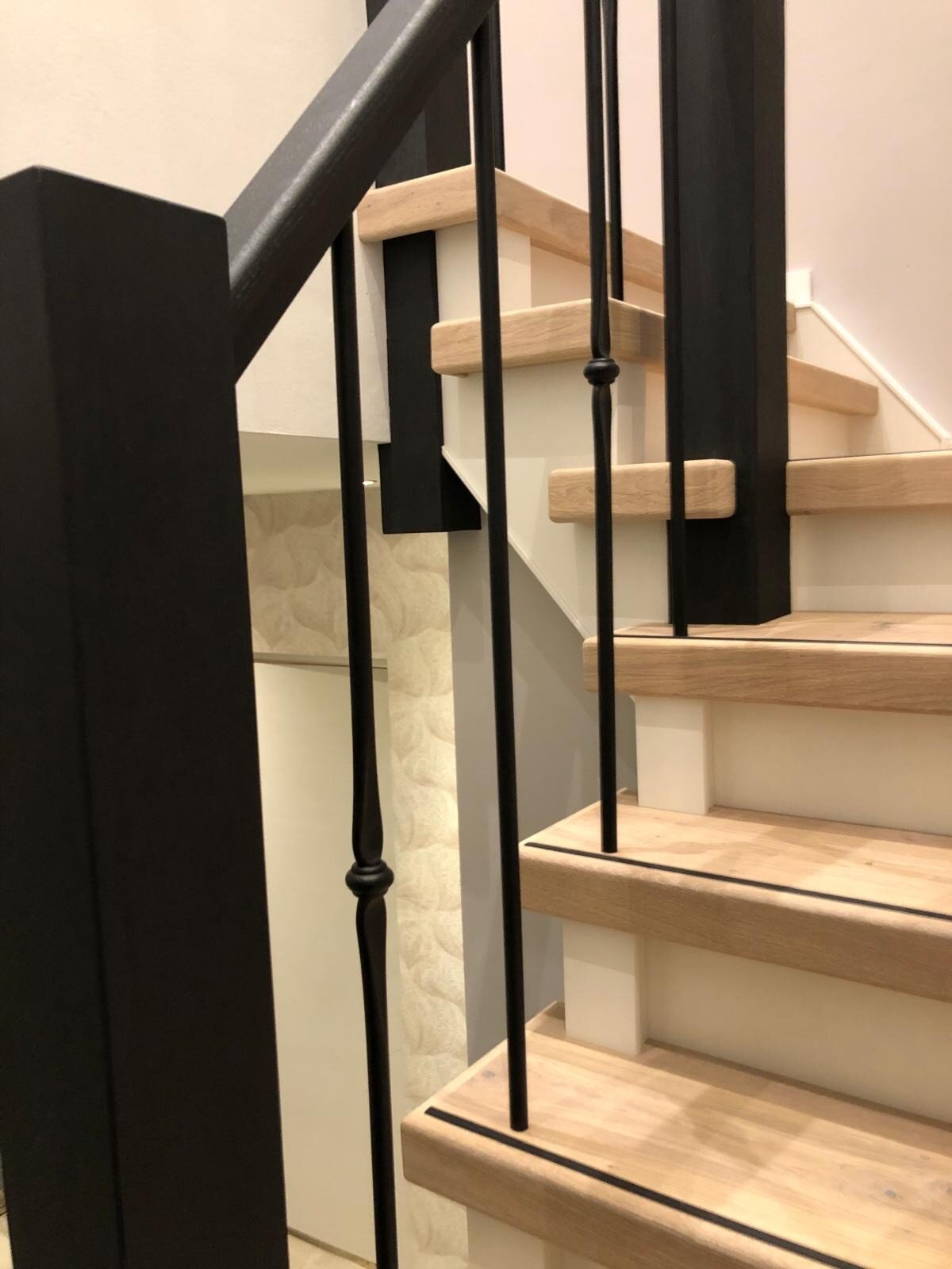 Eiken traprenovatie met zwarte balustrade, landelijk, modern, open trap dichtmaken, Breda.jpg