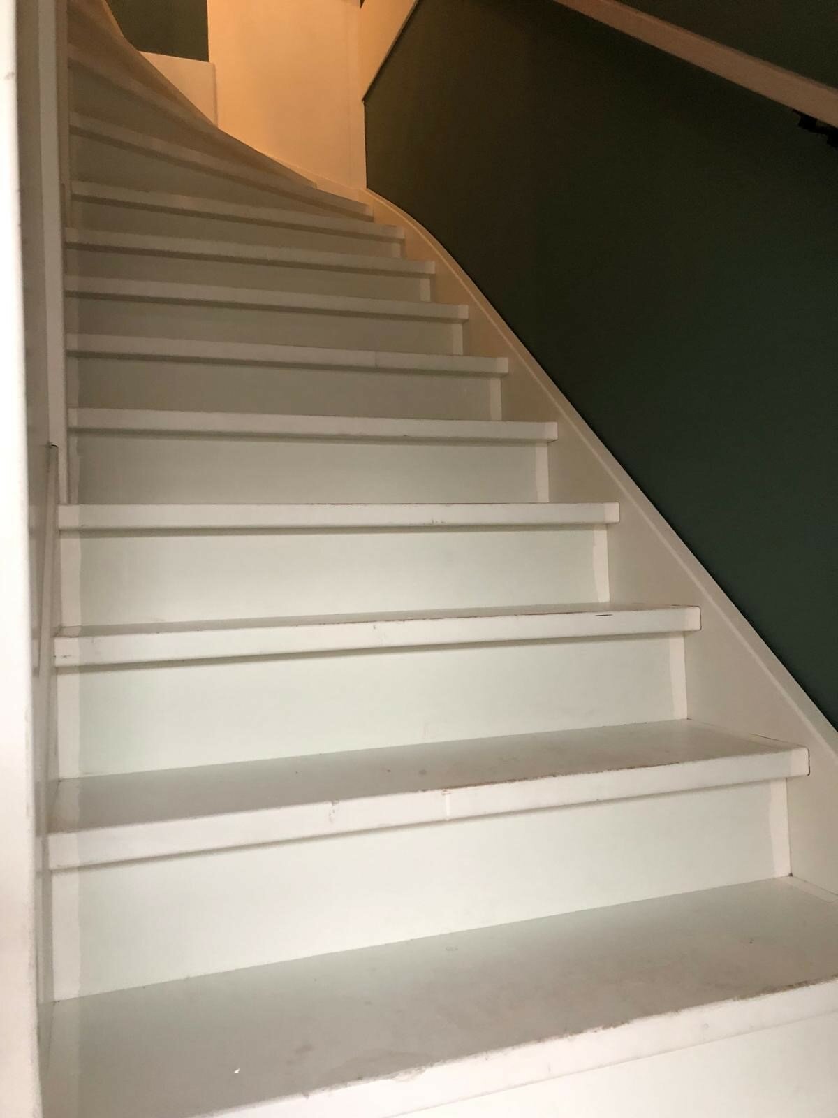 Eiken Z-trap met groene muur whitewash hout Utrecht.jpg