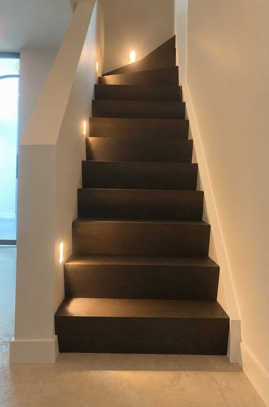 Moderne, donkereiken, walnoot, Z-trap met muurtje als balustrade in Herpen