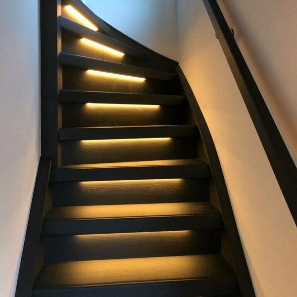zwart eiken trap met overzettreden en led leuning.jpg