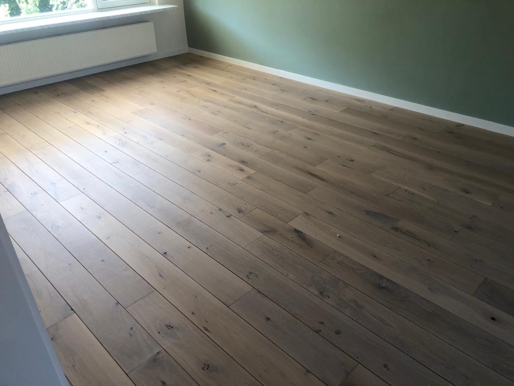 Houten vloer schuren, v-groeven frezen en in een lichte kleur oliën Den Bosch.jpg