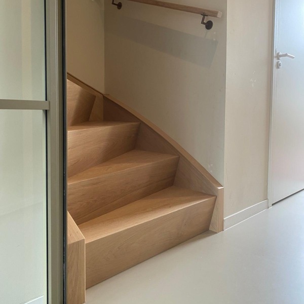 Eiken Z-trap, traprenovatie, bloktrap, eiken zijwang, eiken boom, eiken leuning, Vught.JPG