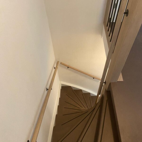 Lederlook traprenovatie in Brabant, lederlook, leerlook, bruin vinyl traprenovatie met eiken balustrade