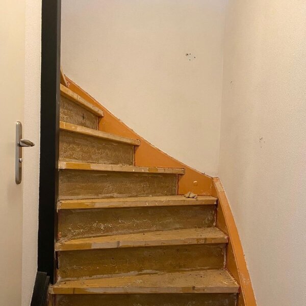 Vinyl lederlook traprenovatie met overloop en eiken balustrade Brabant