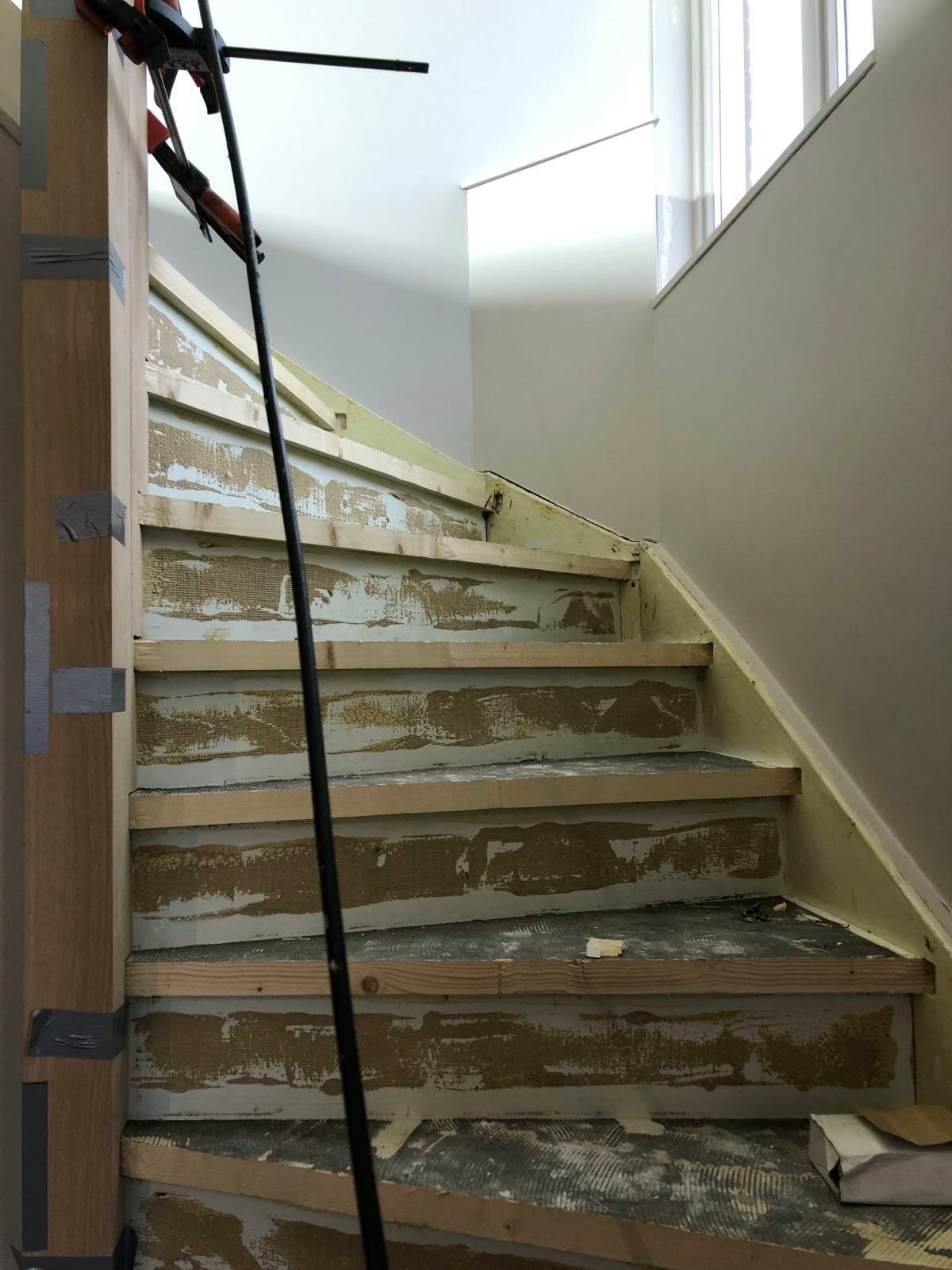 Eiken traprenovatie overzettreden stootborden zijwang trapspil balustrade leuningen waanzinnig mooi resultaat Opheusden.jpg