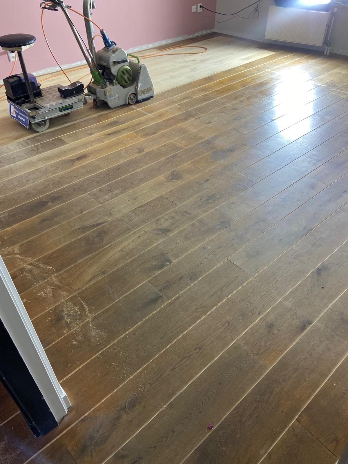 Donkere, versleten eikenhouten vloer schuren en in lichte kleur afwerken in Kerkdriel.jpg