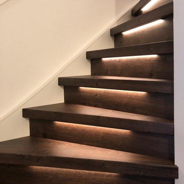 Laminaat traprenovatie, HPL overzettreden, notenhout, houtlook, donkerbruin, modern met LED verlichting bewegingssensor.jpg