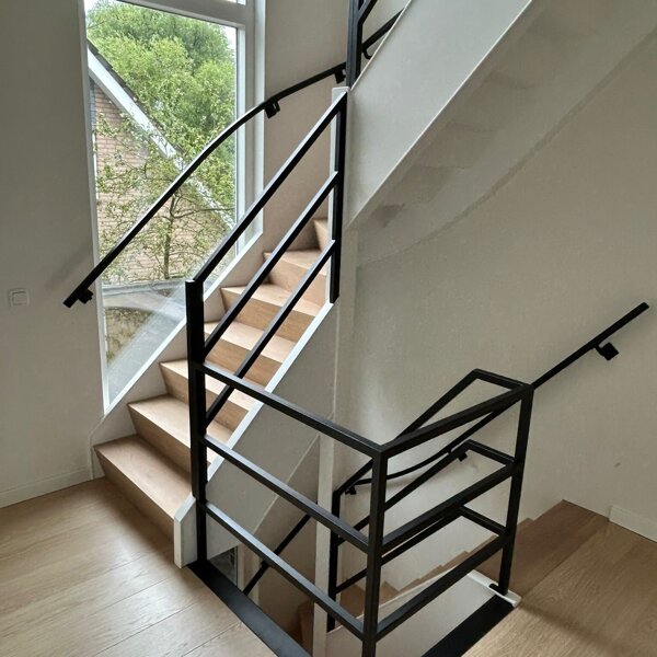 Klassieke hardhouten trap wordt moderne eiken Z-trap met zwart stalen balustrade in Tilburg Den Bosch Rosmalen Waalwijk.jpg