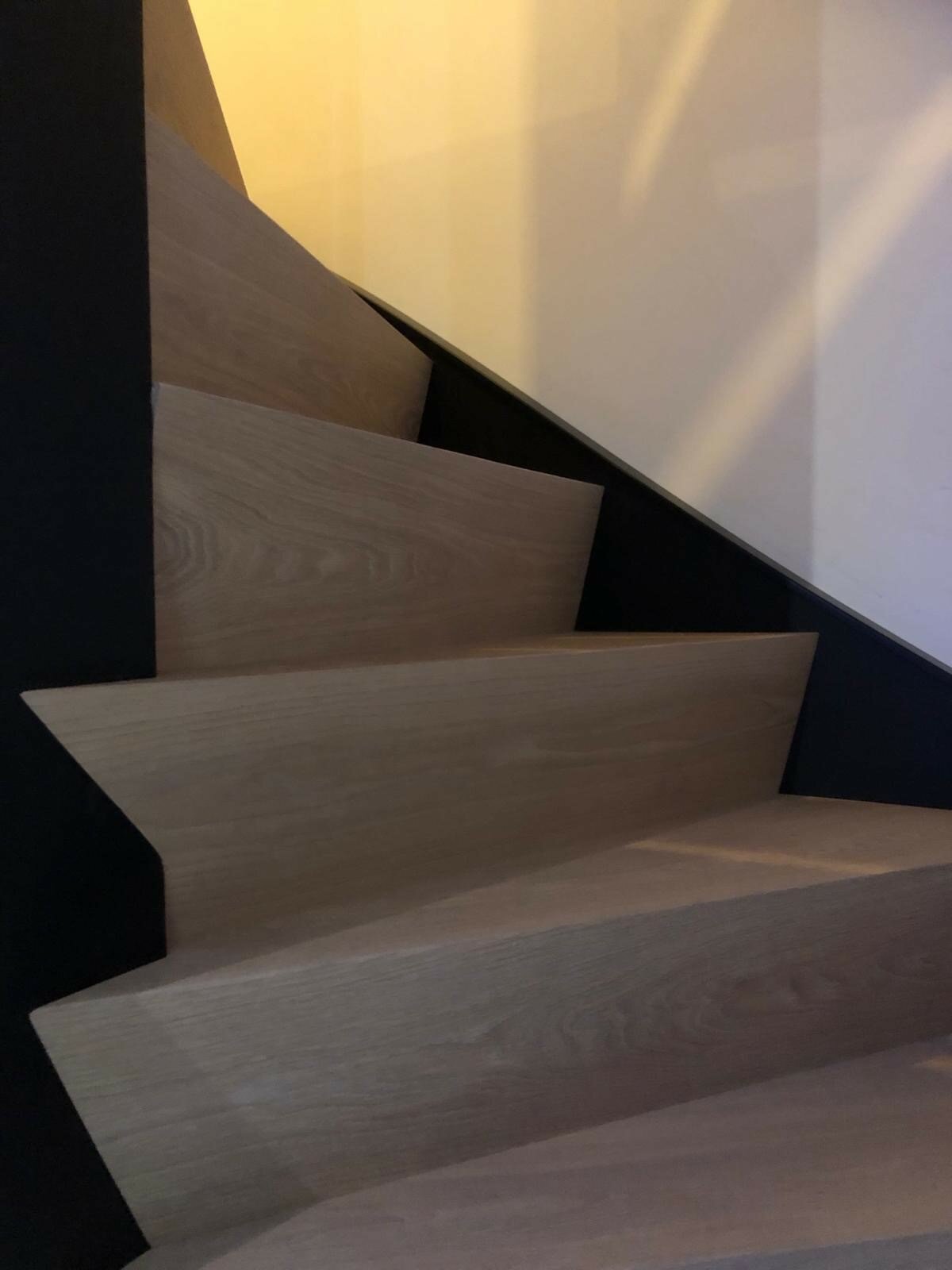 Eiken Z-trap met zwarte zijwangen Den Bosch Utrecht Zaltbommel.jpg