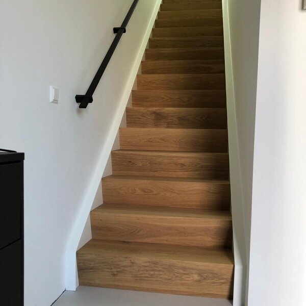 Eiken Z-trap renovatie overzettreden gietvloer en bloktrap van eiken nieuwbouwwoning Utrecht.jpg