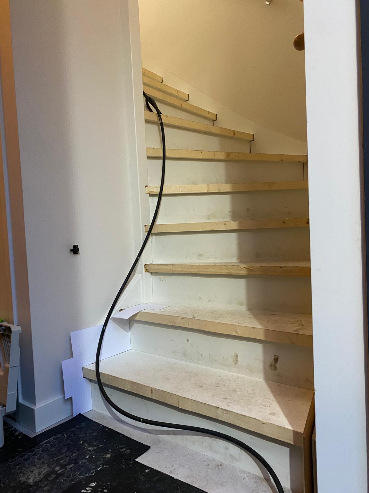 Eikenhouten Z-traprenovatie in Eindhoven, licht eiken, bloktrap, overzettreden.JPG