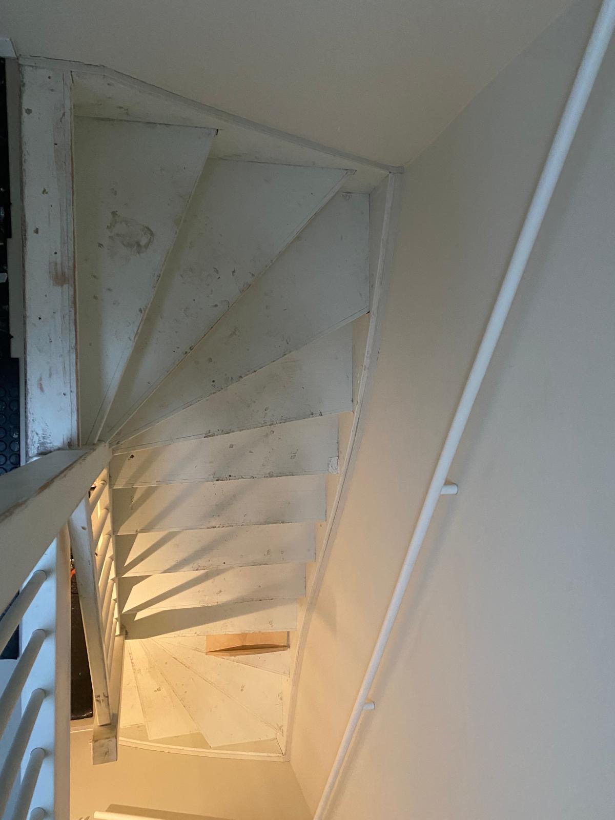 Eiken Z-trap met eiken boom eiken zijwang Vught traprenovatie Den Bosch.JPG