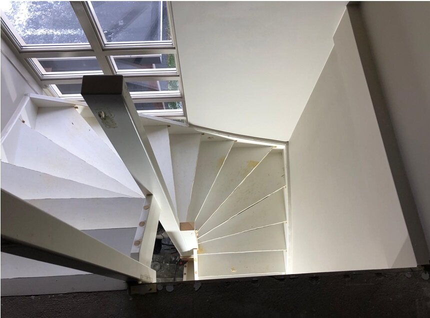 Eiken traprenovatie open trap met balustrade landelijke stijl in Opheusden.jpg