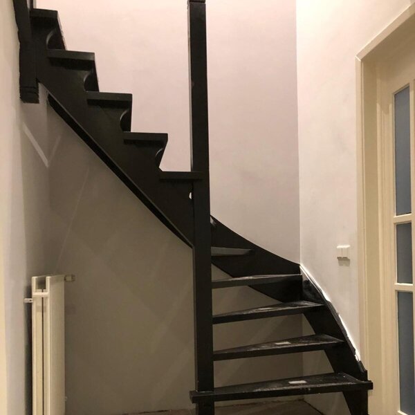 Traprenovatie van een gedateerde, hardhouten trap met overzettreden en spijlen Breda.jpg