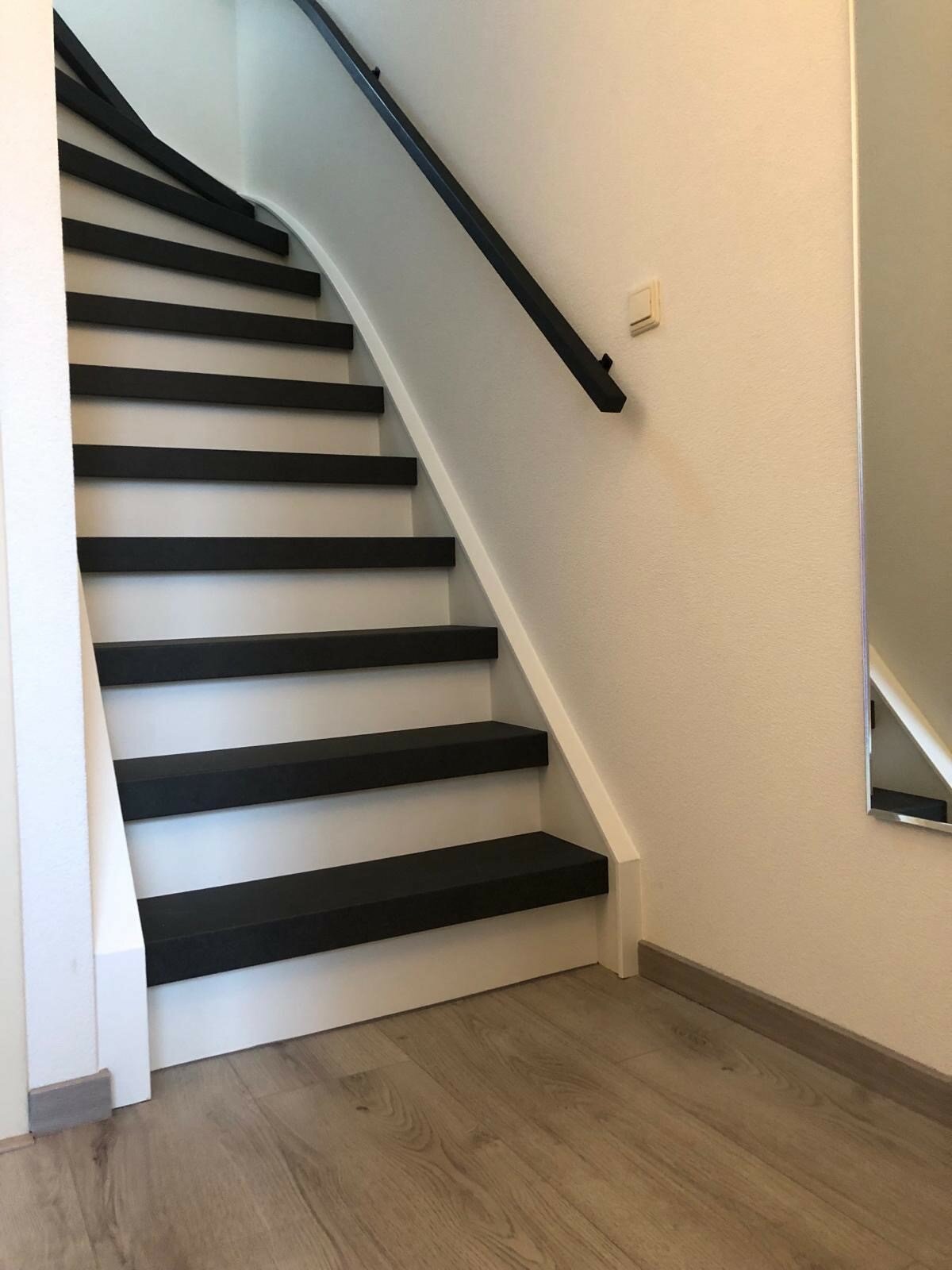 Traprenovatie strak modern lederlook leerlook leder overzettreden donker wit zaltbommel.jpg