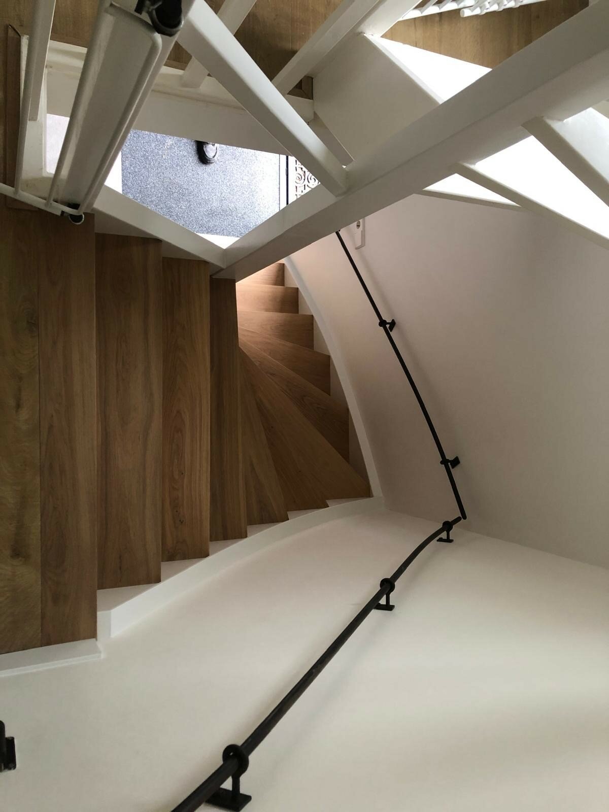 Eiken Z-trap met zwarte leuningen staal Waalwijk Rosmalen Den Bosch.jpg