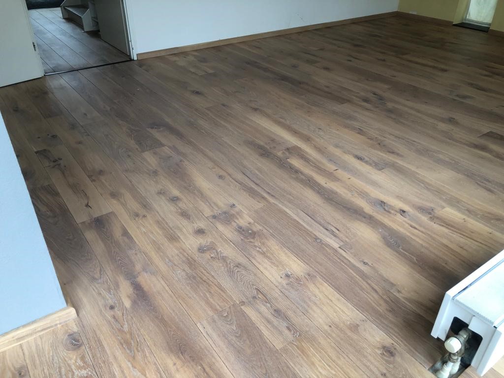 Parketrenovatie door houten vloer te schuren en te oliën in lichte kleur met houten plinten in Hedel Den Bosch Rosmalen.jpg