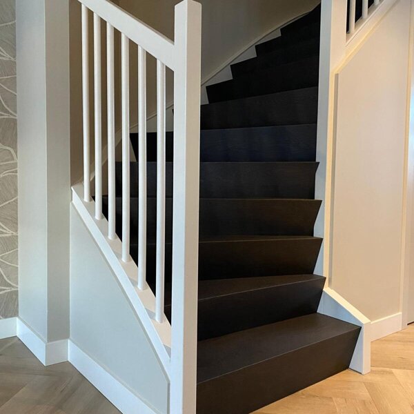 Nieuwbouwtrap met twee draaien wordt eiken Z-trap.jpg