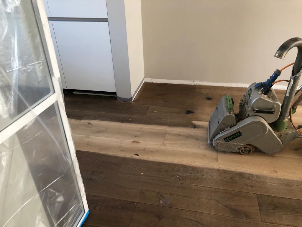 Donker eiken vloer wordt kaal geschuurd en licht gemaakt.jpg