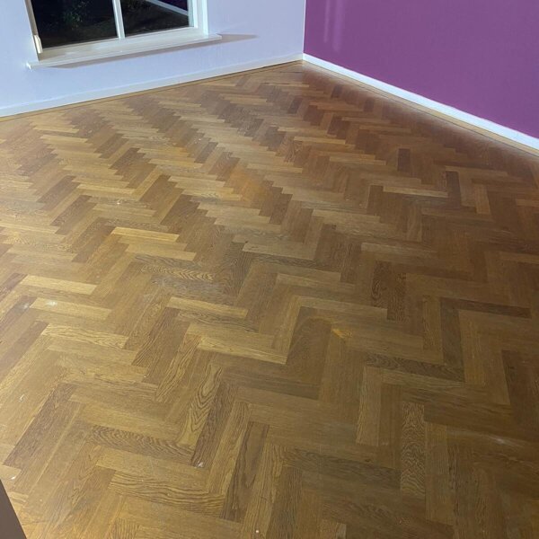 Donker verkleurde vergeelde eiken visgraat vloer schuren en lichter oliën met Monocoat in Kerkdriel, Zaltbommel.jpg