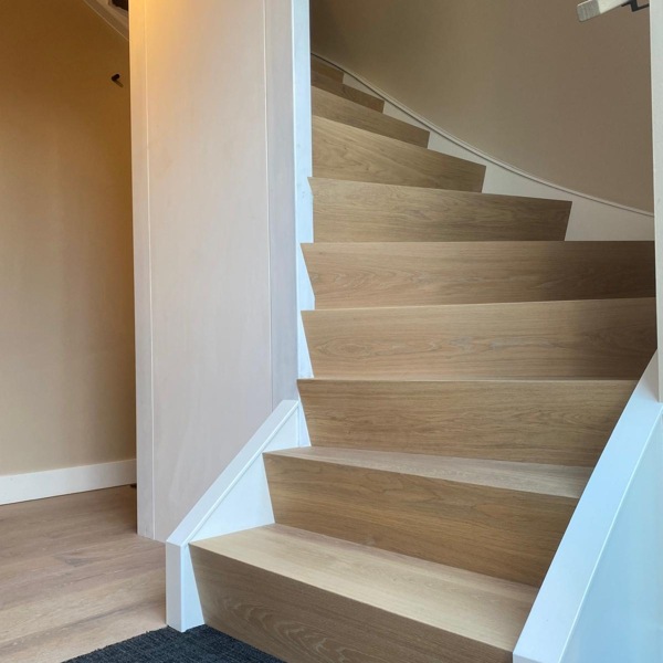 Open vurenhouten nieuwbouwtrap wordt eikenhouten Z-trap in Berkel-Enschot brabant.JPG