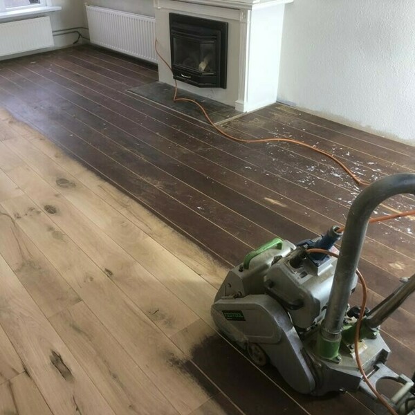 Donker eiken vloer schuren en lichter oliën in Geldermalsen.jpg