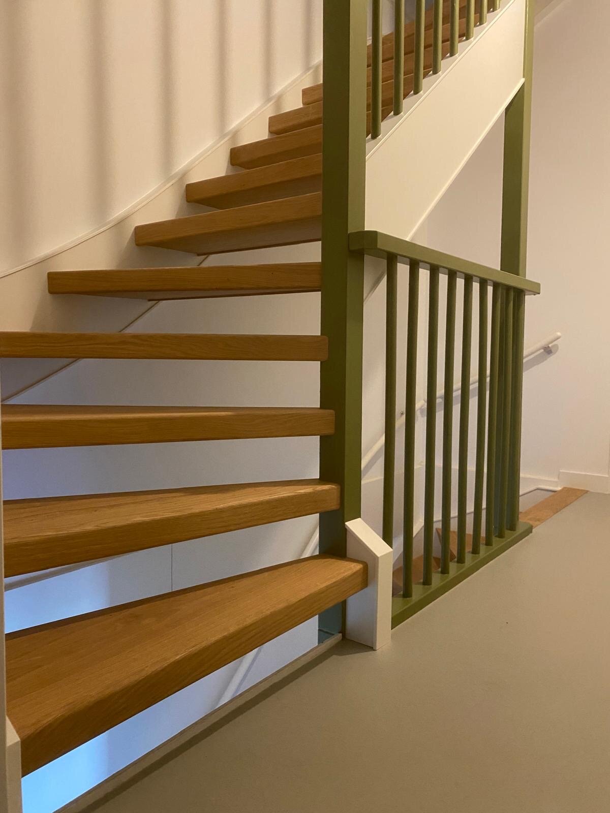 Open trap met eikenhouten overzettreden, design trap, moderne traprenovatie, gietvloer Eindhoven