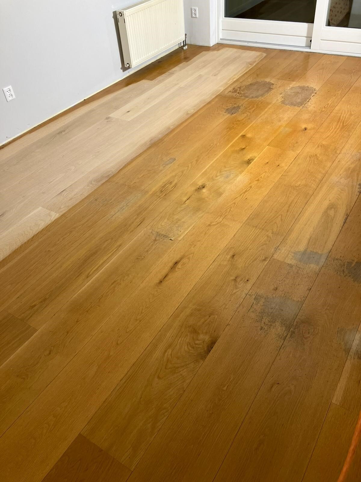 Vergeeld, gelakte eiken vloer met slijtageplekken en kleurverschillen werd kaalgeschuurd en naturel geolied.jpg