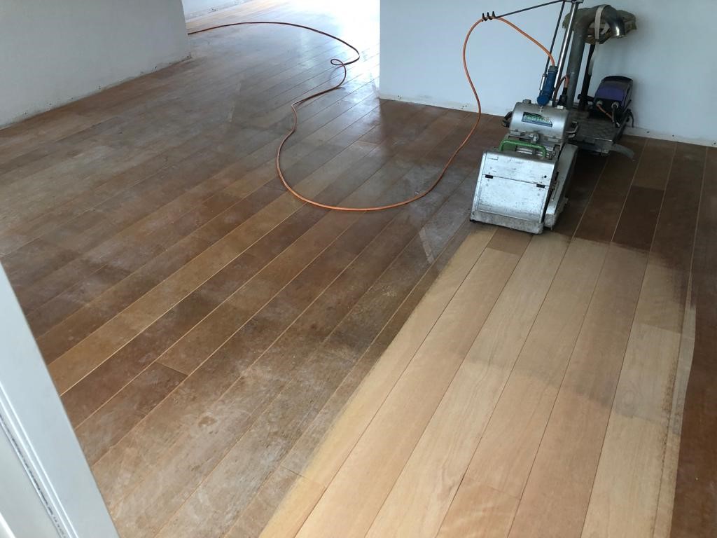 Versleten vloer schuren en opnieuw afwerken in Rosmalen Den Bosch.jpg